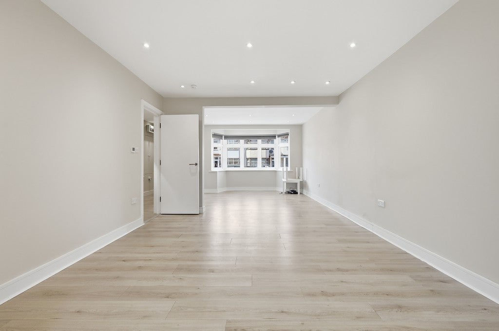 Flat Princes Avenue in Greater London