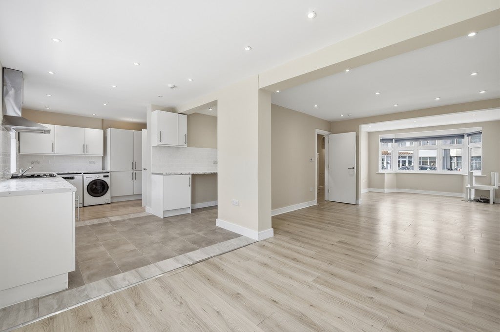 Flat Princes Avenue in Greater London