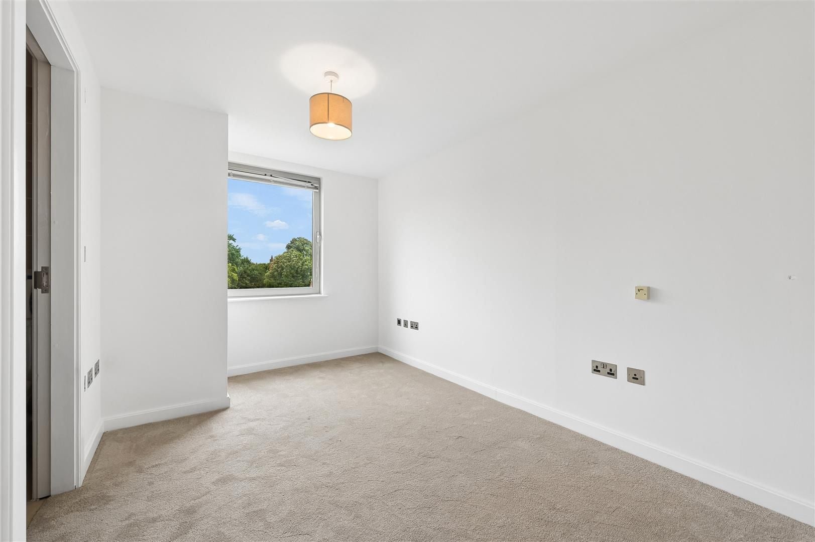 Flat Grosvenor Hill in Greater London