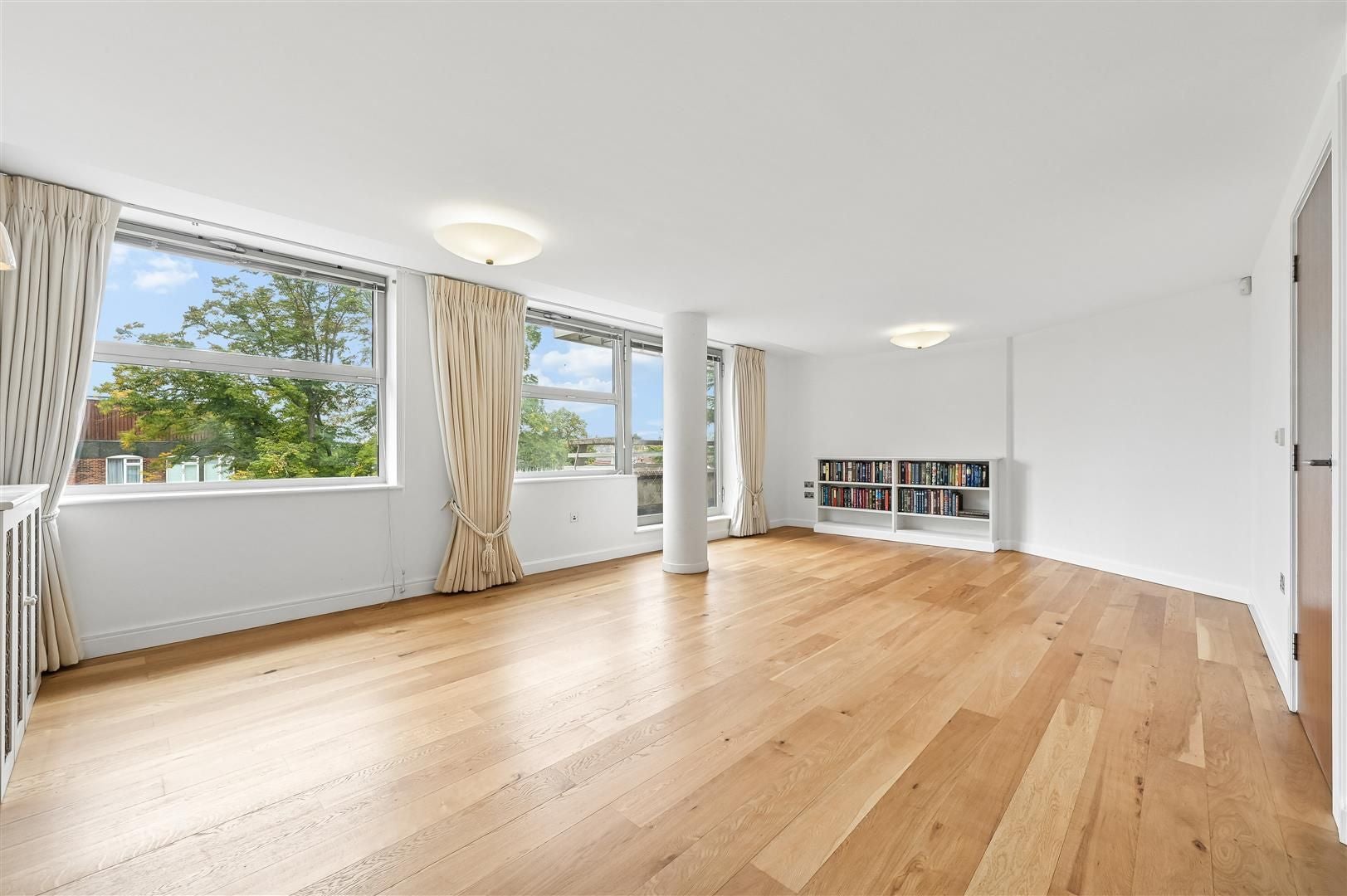 Flat Grosvenor Hill in Greater London