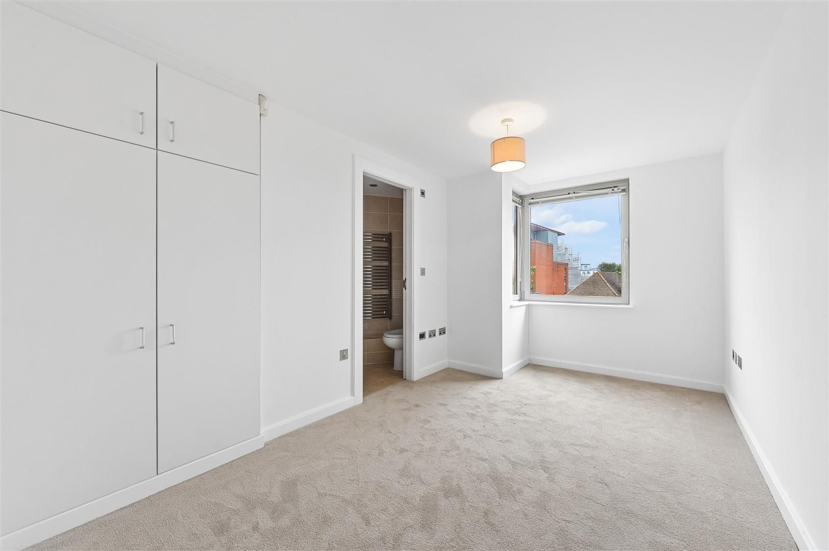 Flat Grosvenor Hill in Greater London
