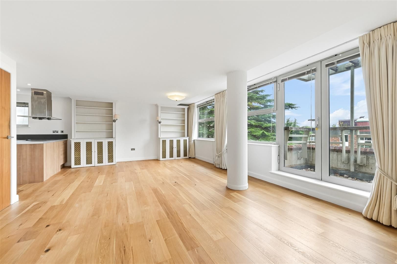 Flat Grosvenor Hill in Greater London