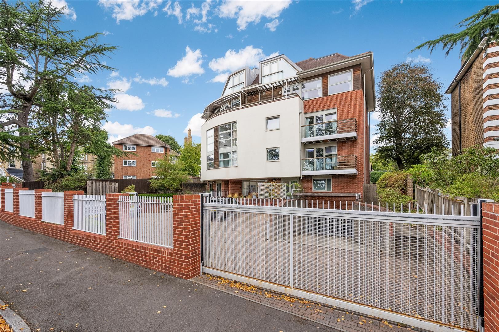 Flat Grosvenor Hill in Greater London