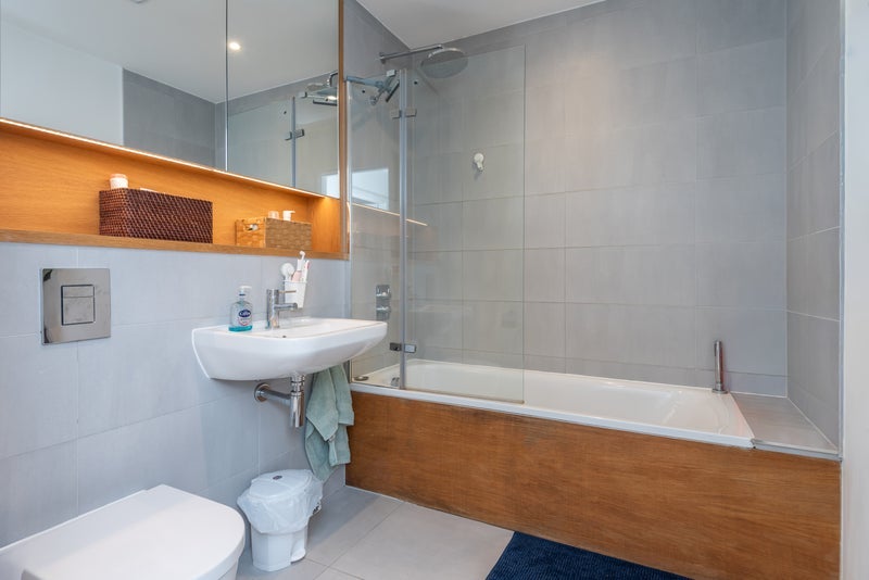 Room Sumner Road in Greater London