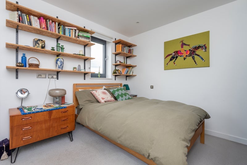 Room Sumner Road in Greater London