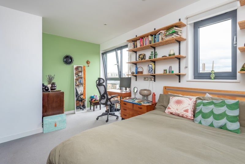Room Sumner Road in Greater London