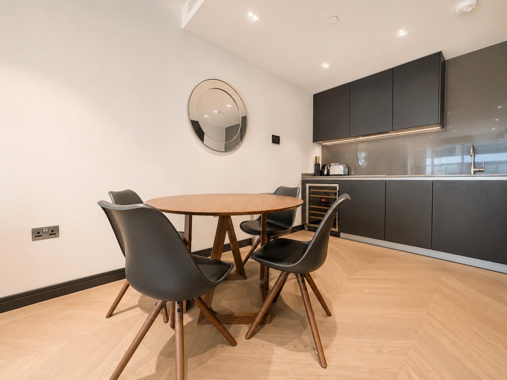 Flat Earls Way in Greater London