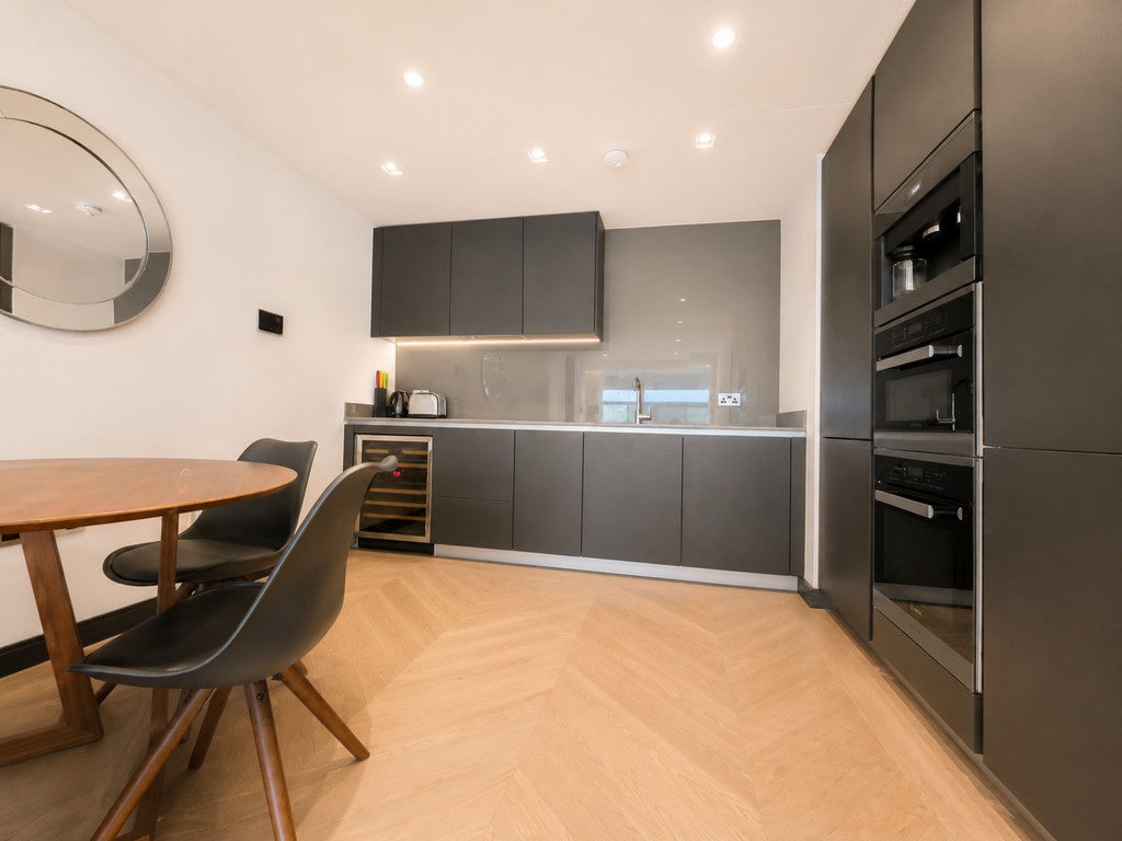 Flat Earls Way in Greater London