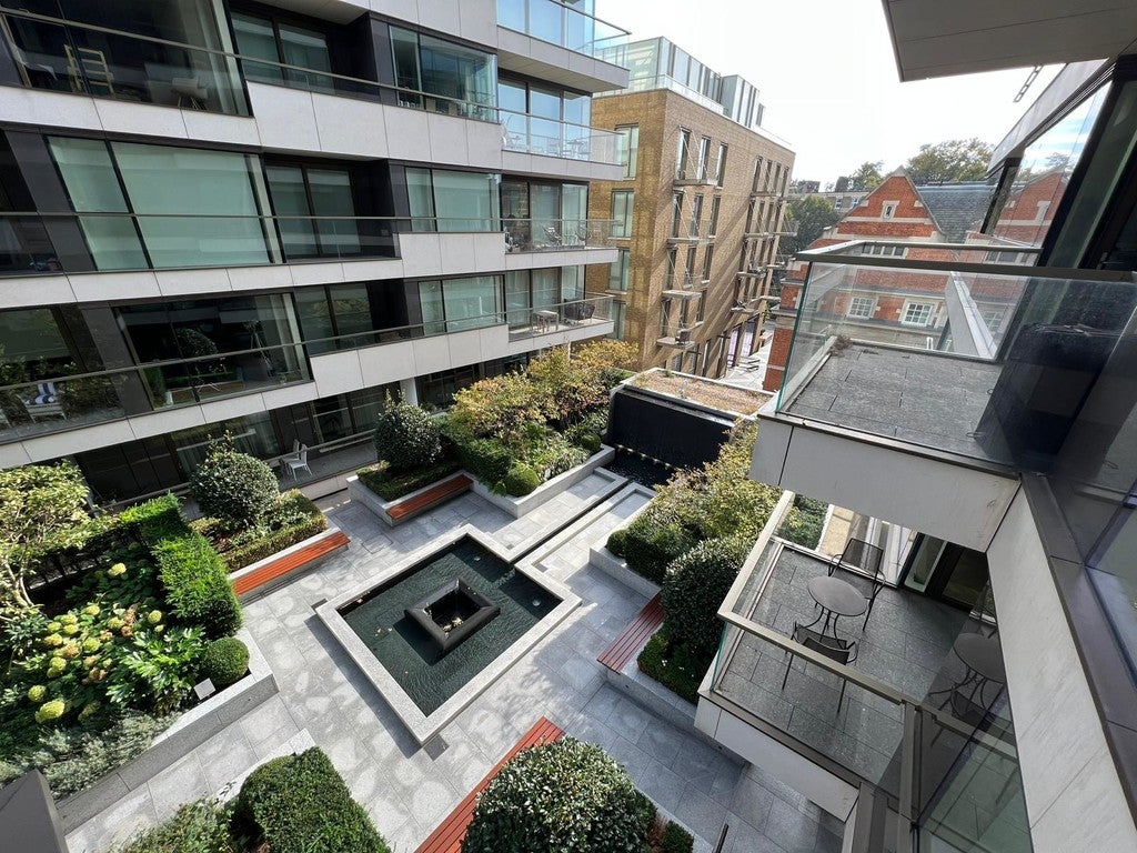 Flat Earls Way in Greater London