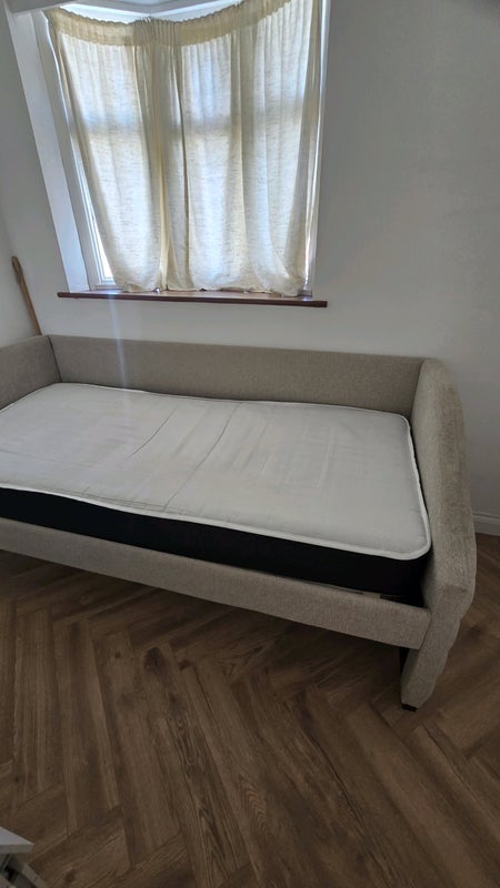 Room Pasteur Gardens in Greater London