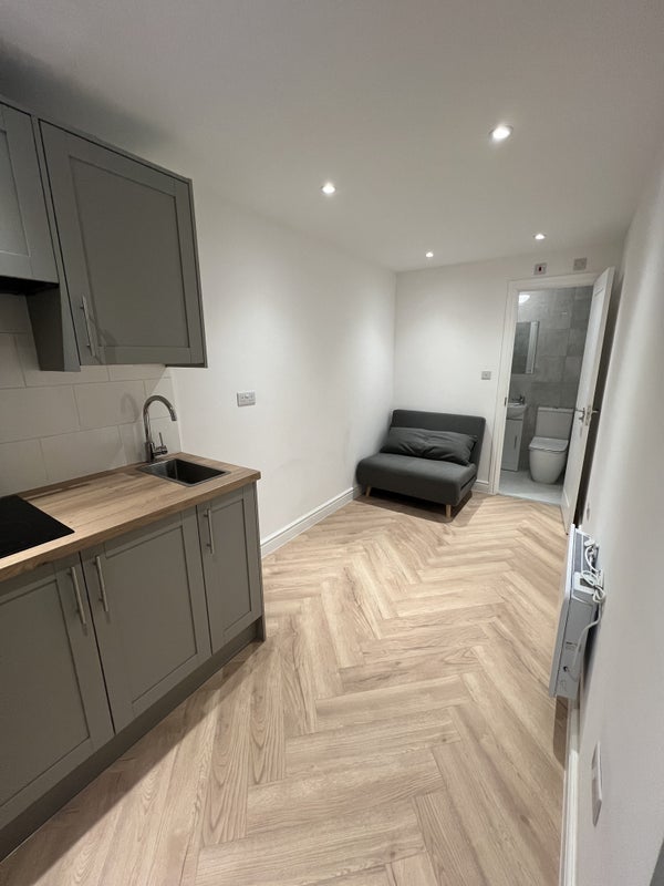 Room St Mary's Drive in Crawley