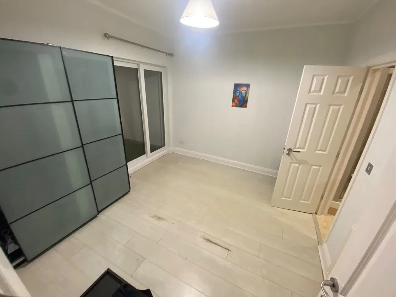 Room Sturgess Avenue in Greater London