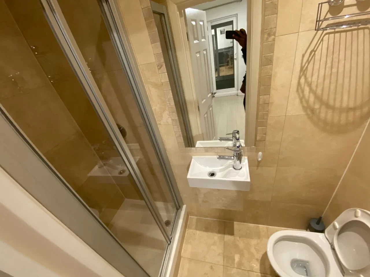 Room Sturgess Avenue in Greater London