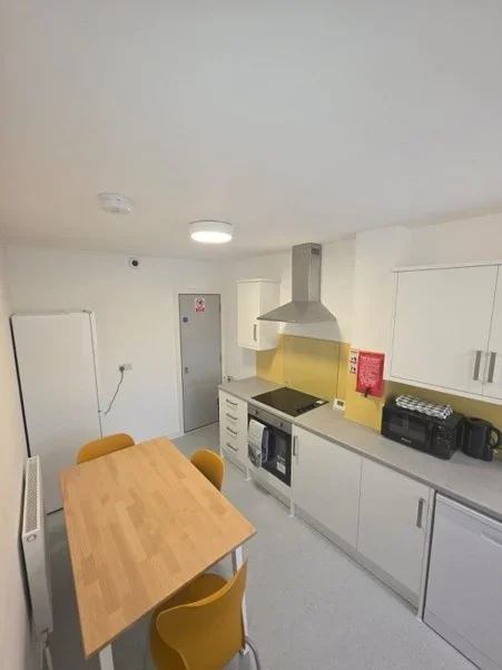 Room Mays Lane in Greater London