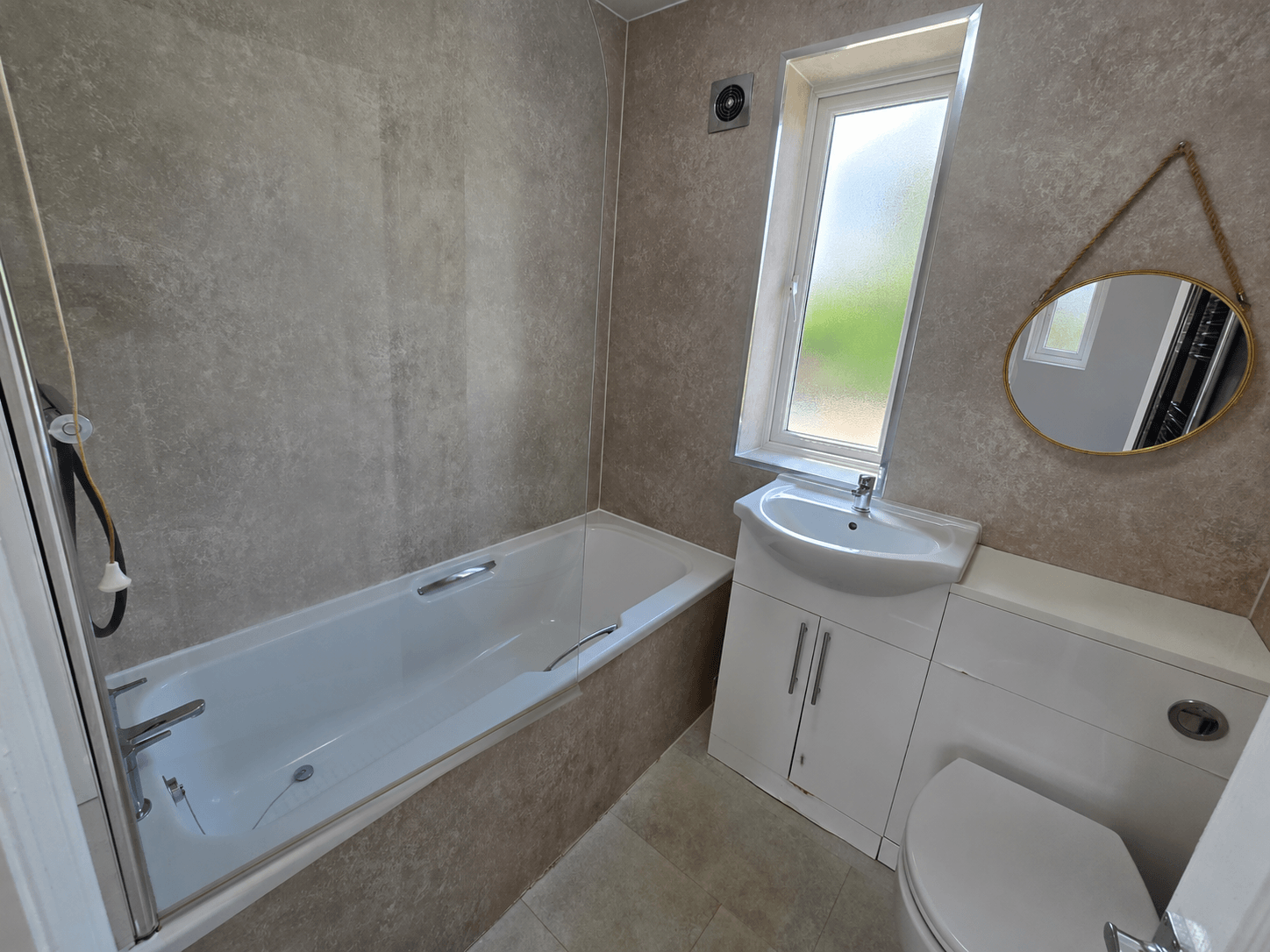 Flat Hollybush Lane in Wolverhampton