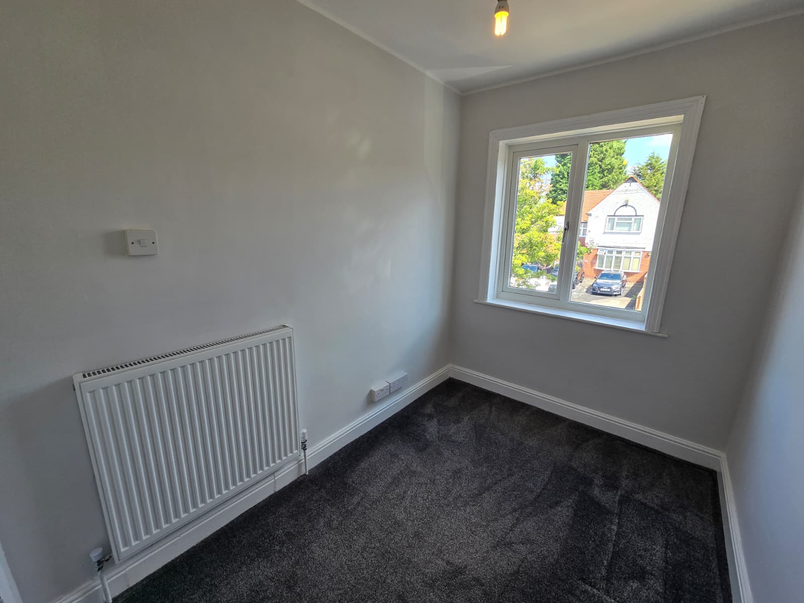 Flat Hollybush Lane in Wolverhampton