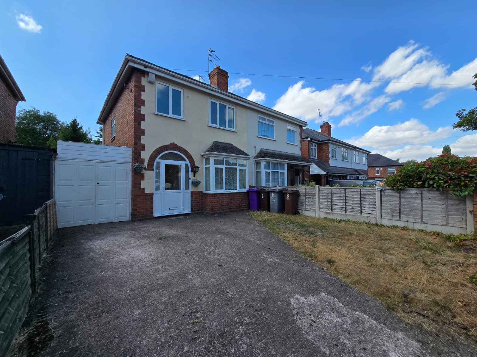 Flat Hollybush Lane in Wolverhampton