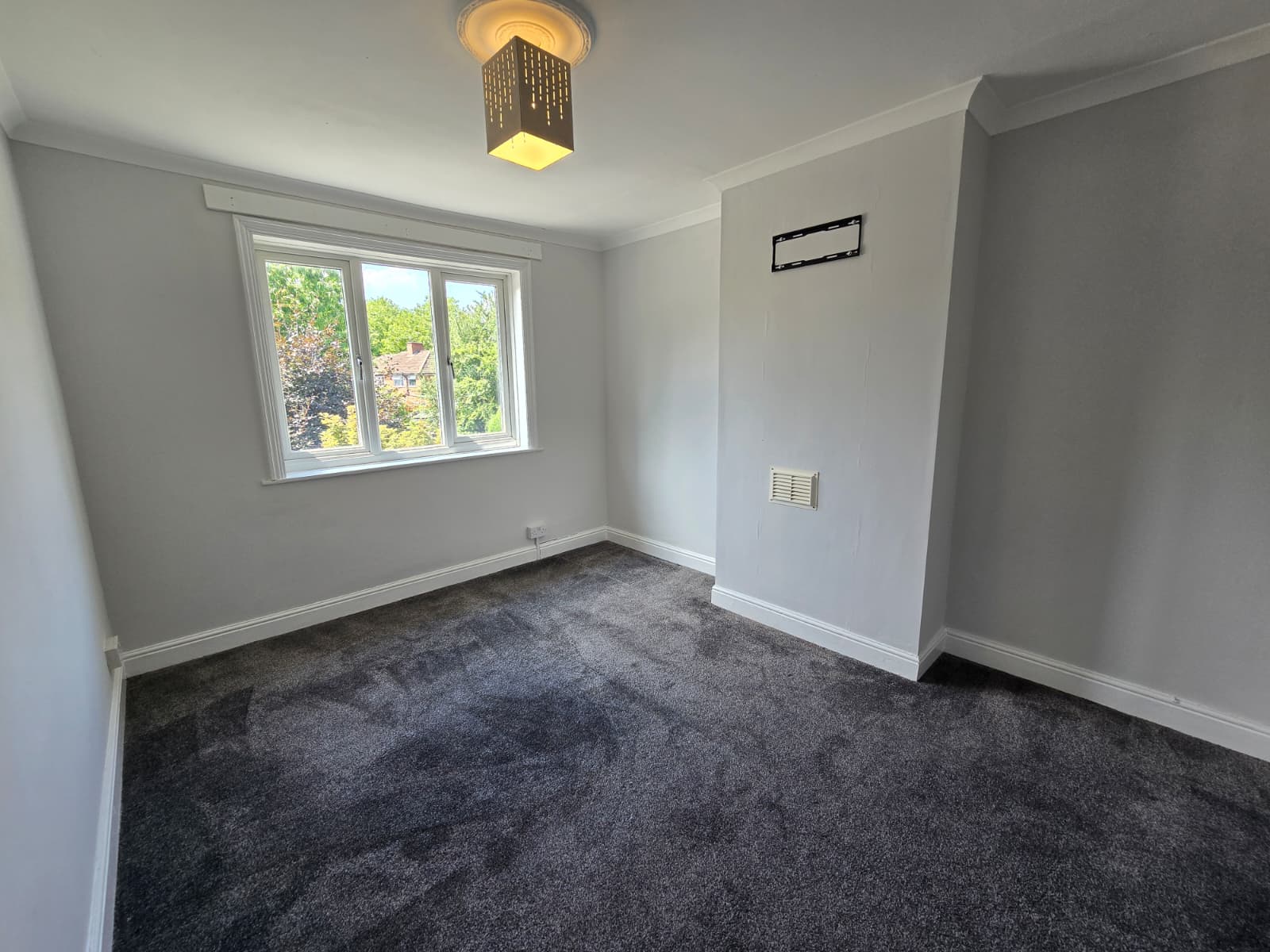 Flat Hollybush Lane in Wolverhampton
