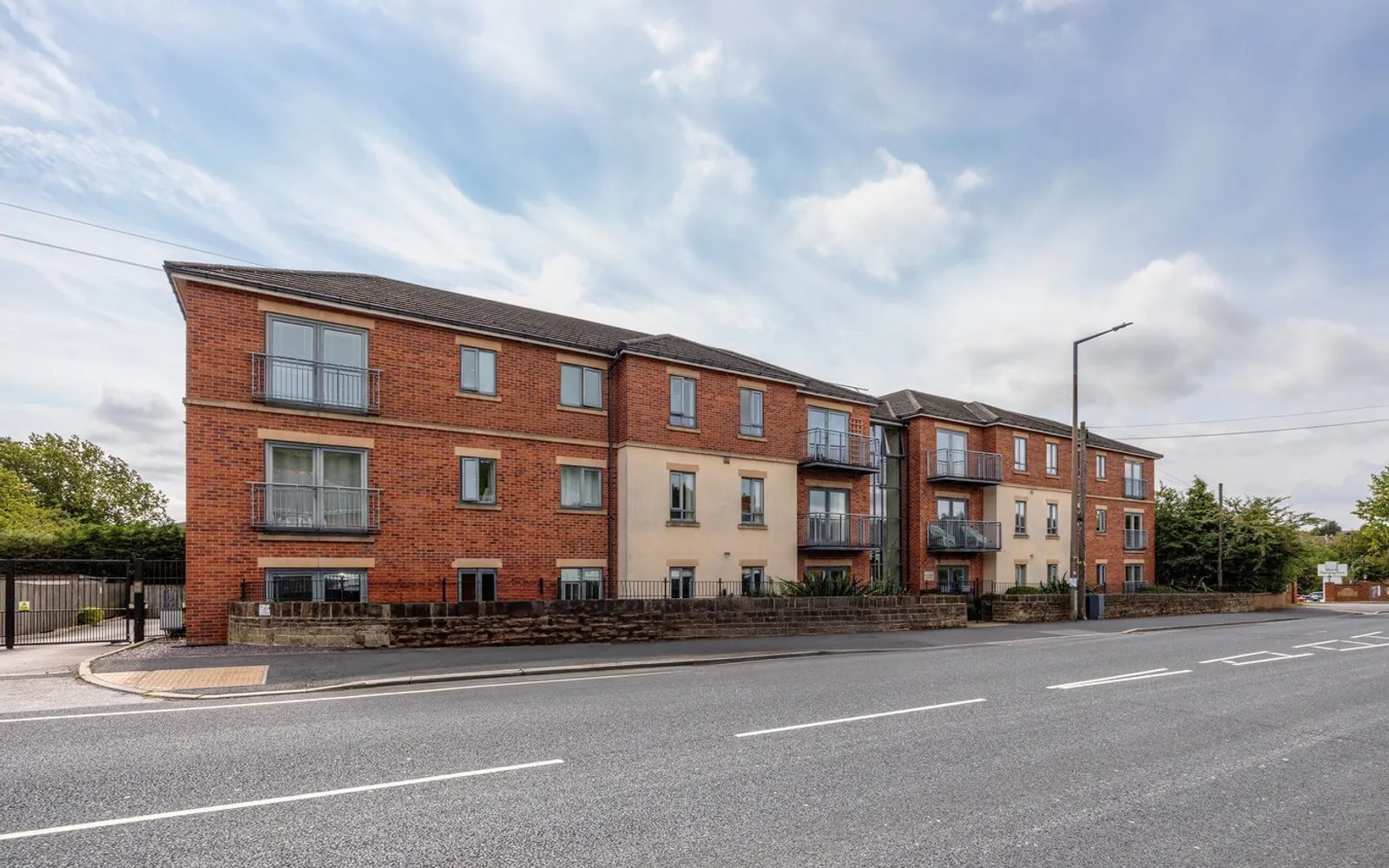 Flat Gatehouse Court in Barnsley