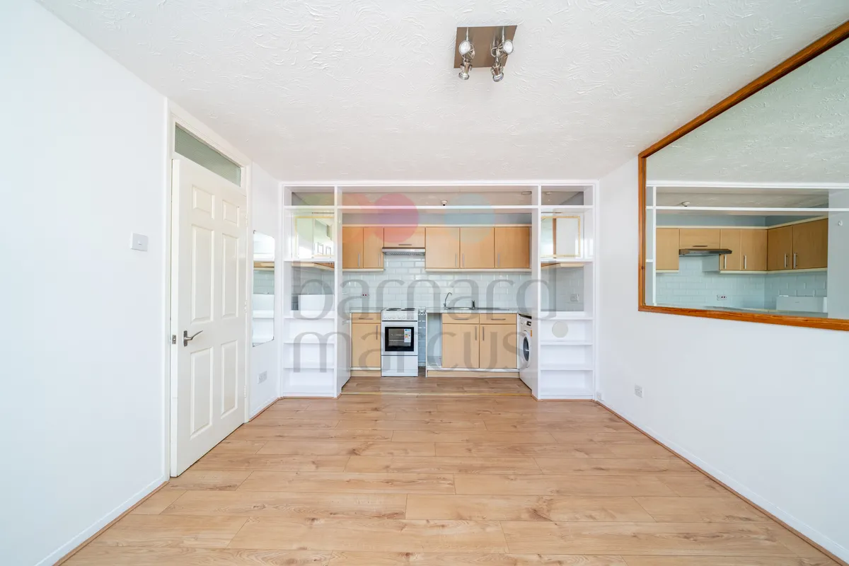 Flat Laburnum Close in Greater London