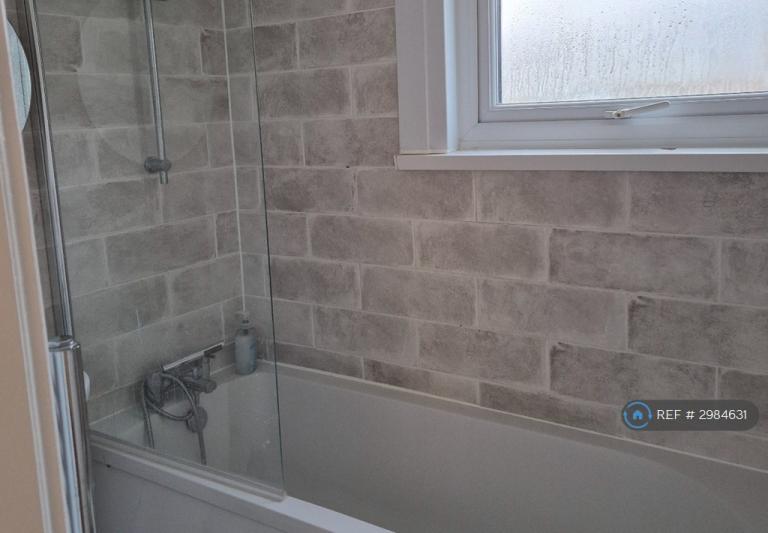 Room Huxley Road in Greater London