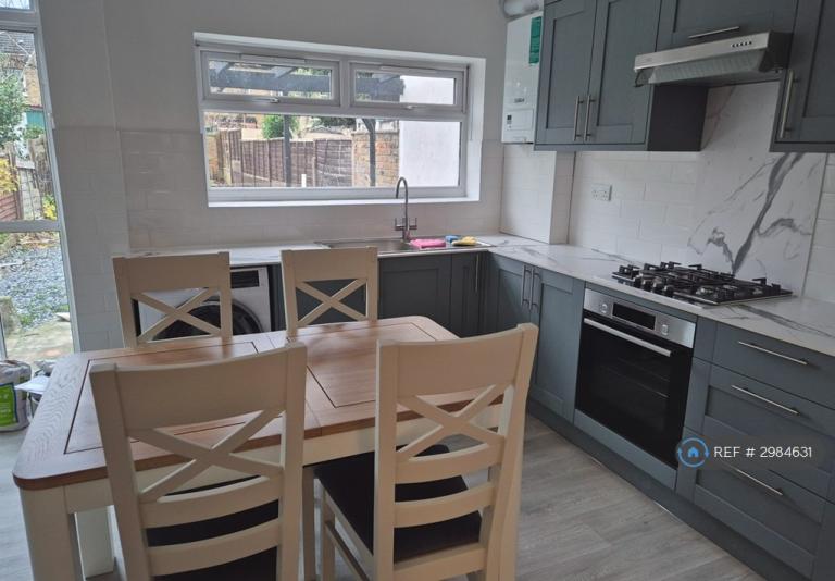 Room Huxley Road in Greater London