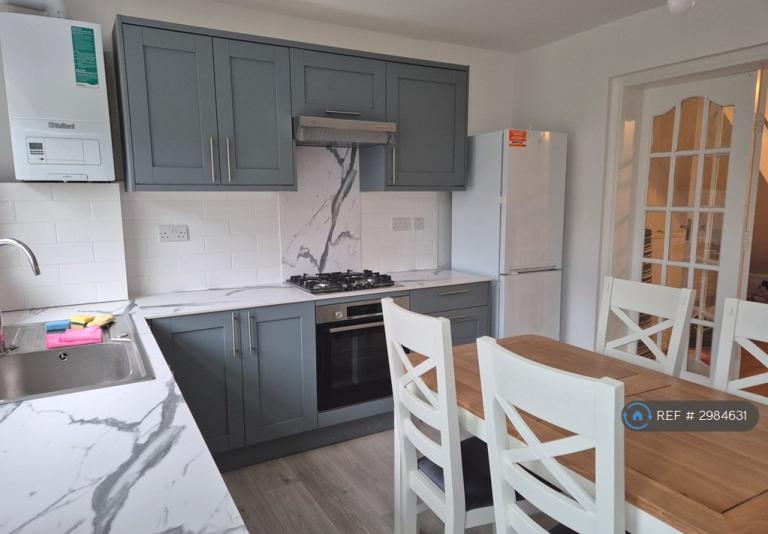 Room Huxley Road in Greater London