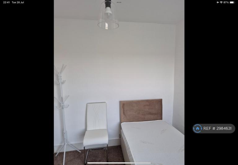 Room Huxley Road in Greater London