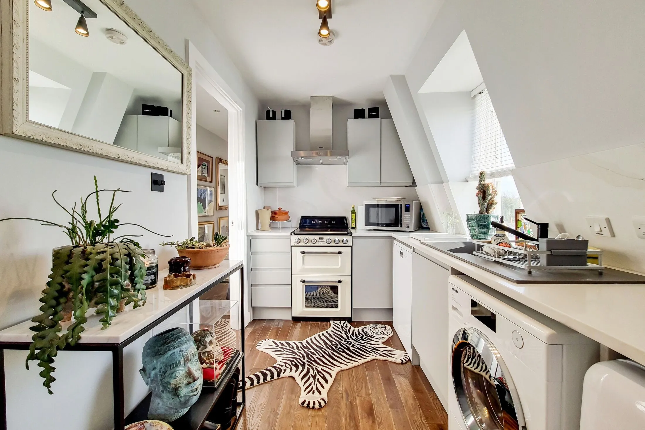 Flat Bagshot Street in Greater London