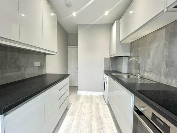 Flat First Avenue in London