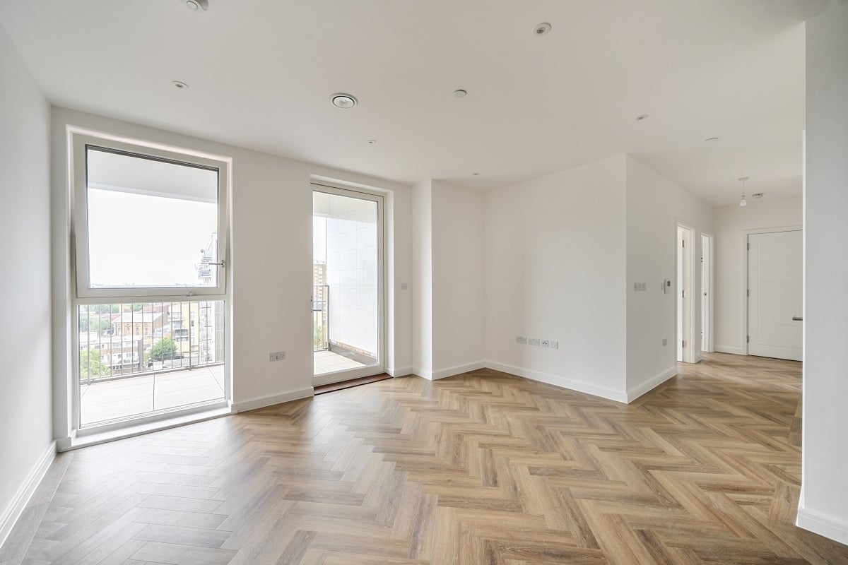 Flat Denmark Road in Greater London