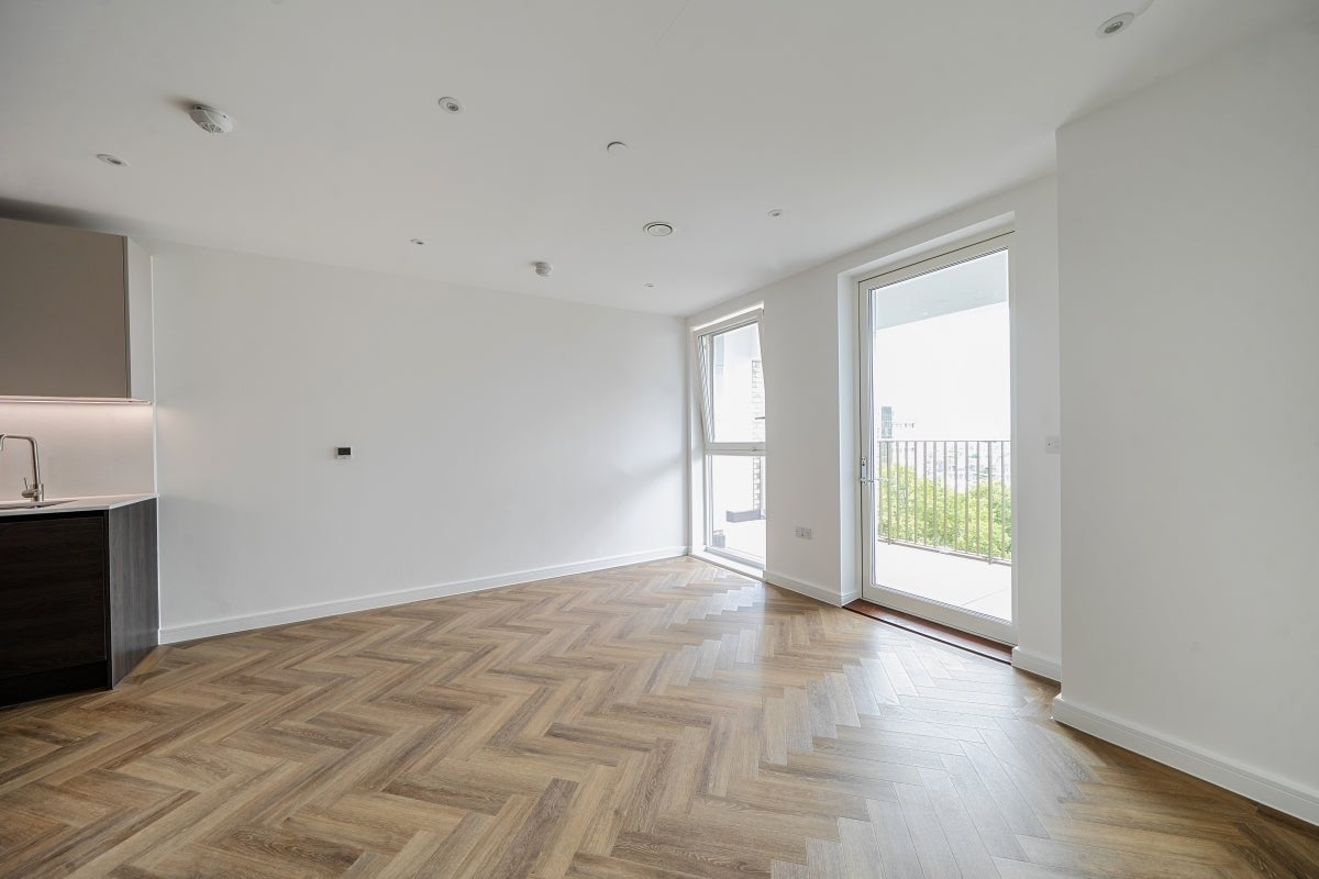Flat Denmark Road in Greater London