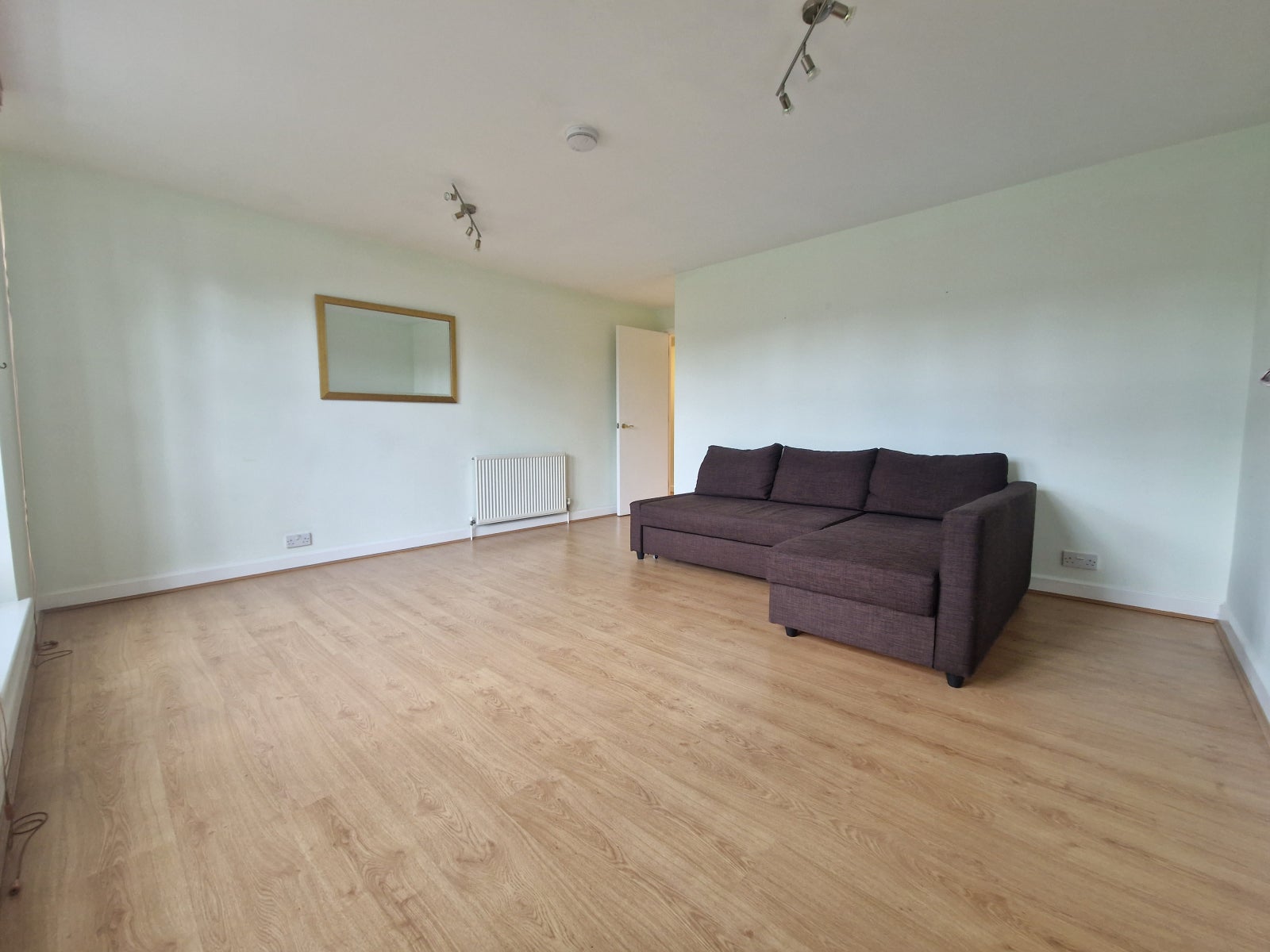 Flat Heathview Court in Greater London