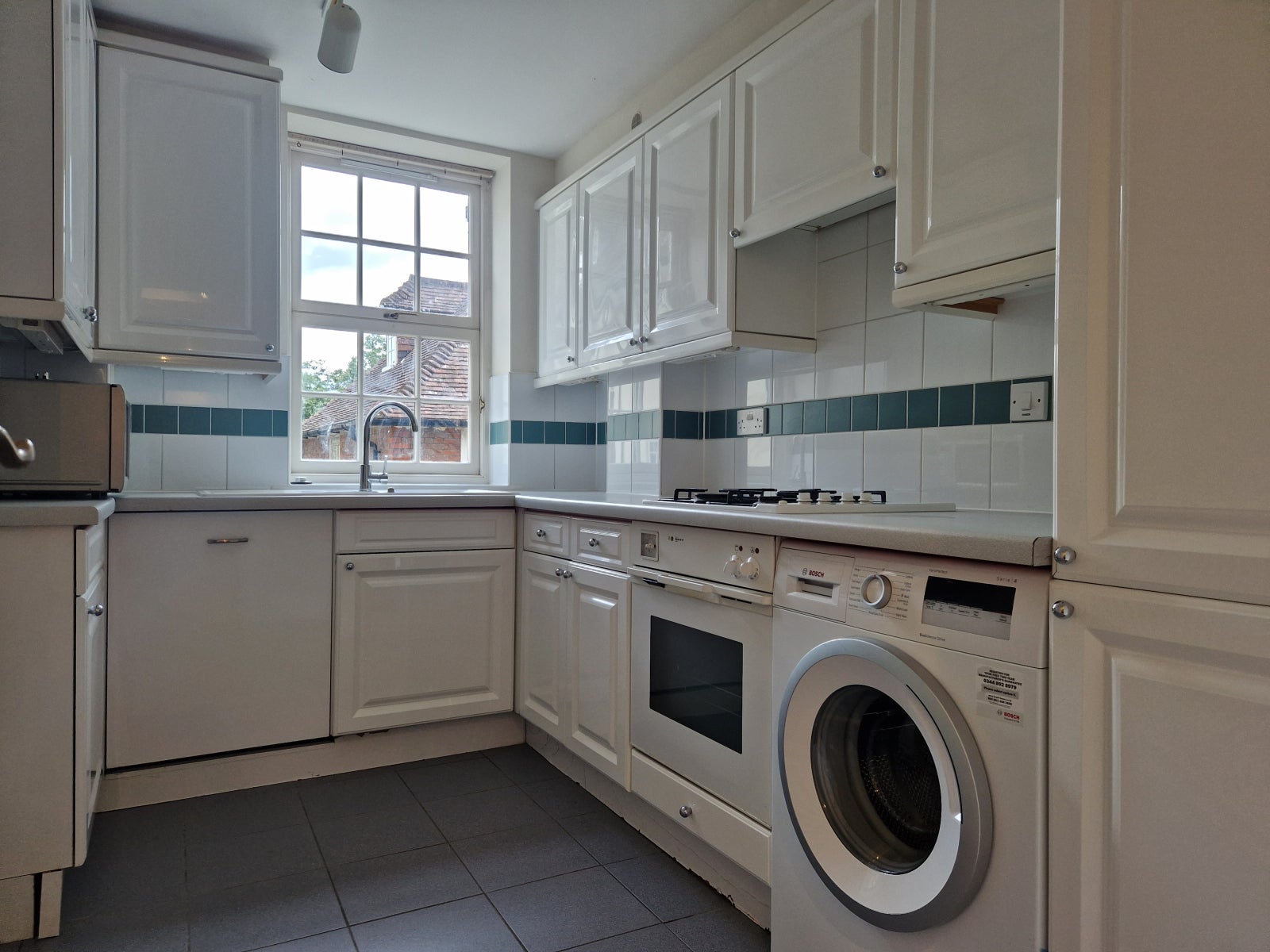 Flat Heathview Court in Greater London