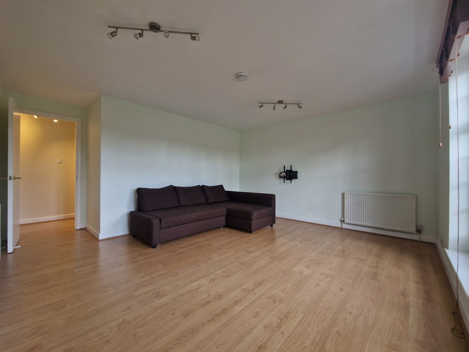Flat Heathview Court in Greater London