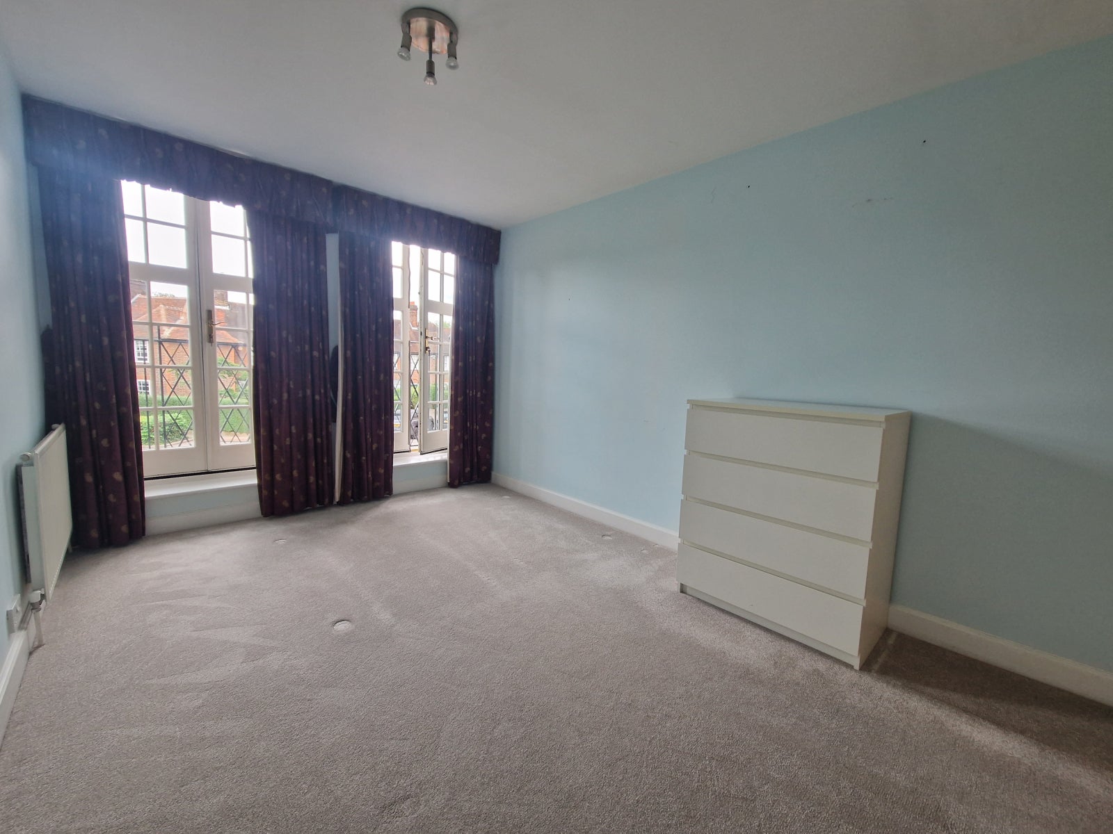 Flat Heathview Court in Greater London