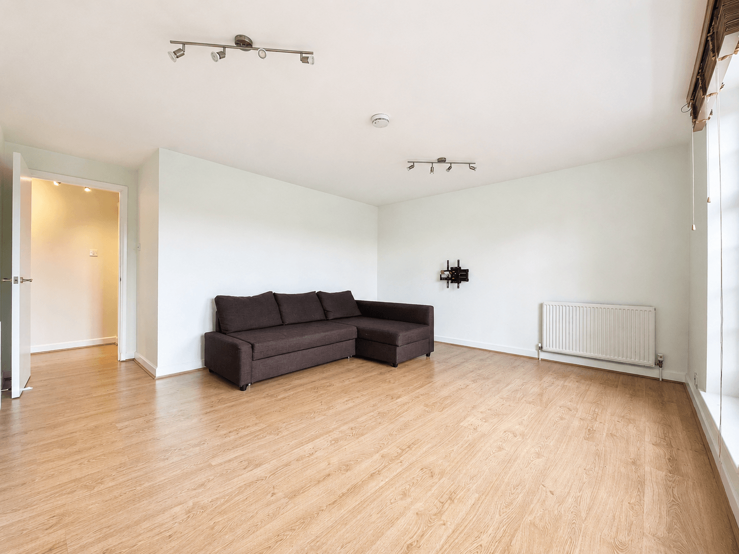Flat Heathview Court in Greater London