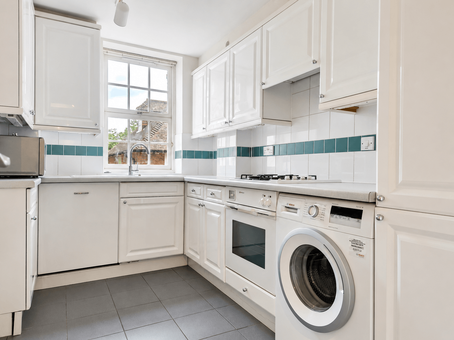 Flat Heathview Court in Greater London