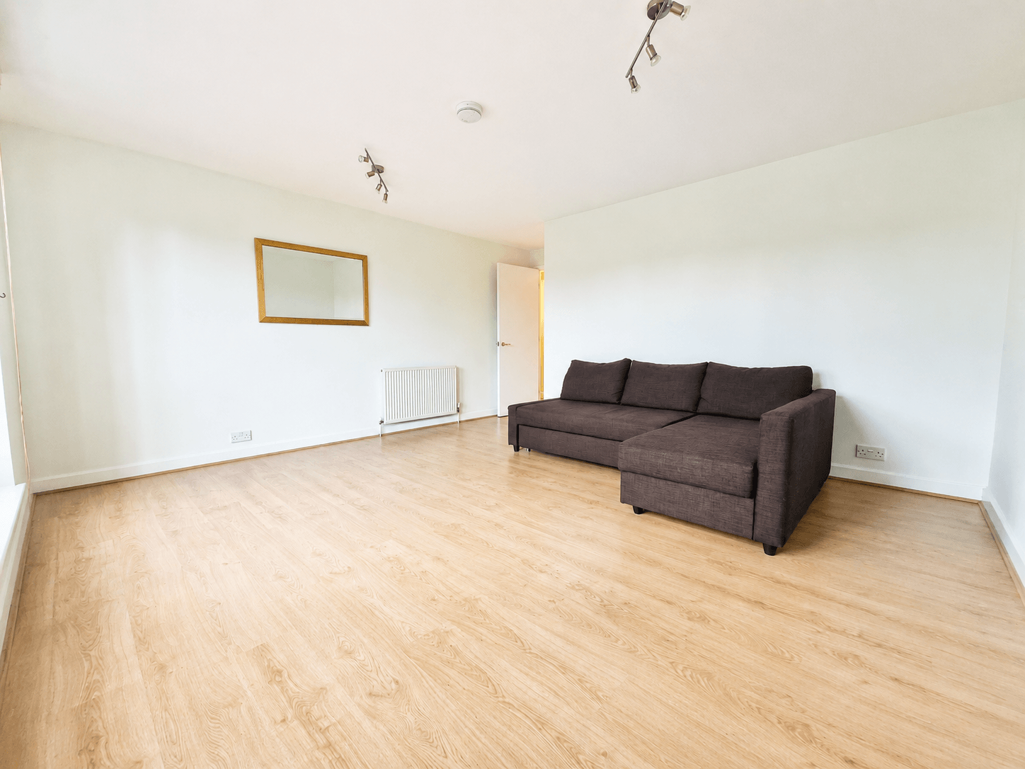 Flat Heathview Court in Greater London