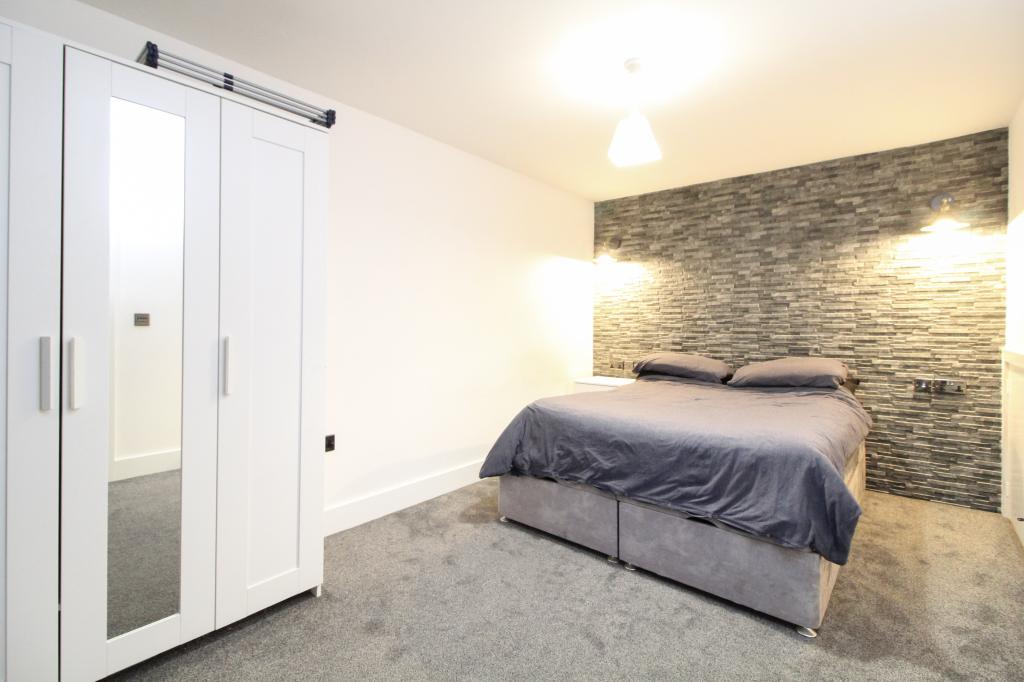 Flat Simon Way in Southampton