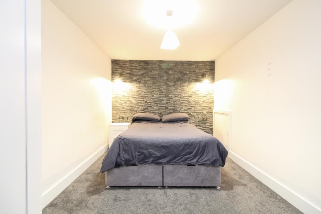 Flat Simon Way in Southampton