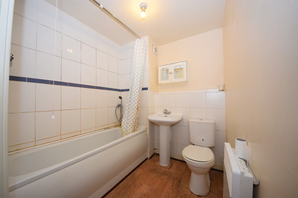 Flat Cranbrook Road in Greater London