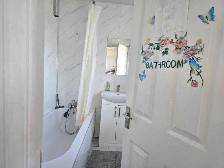 Room Morris Road in Greater London