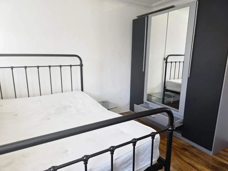Room Morris Road in Greater London