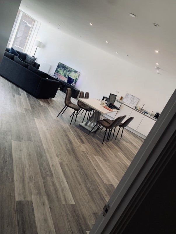 Room Scena Way in Greater London
