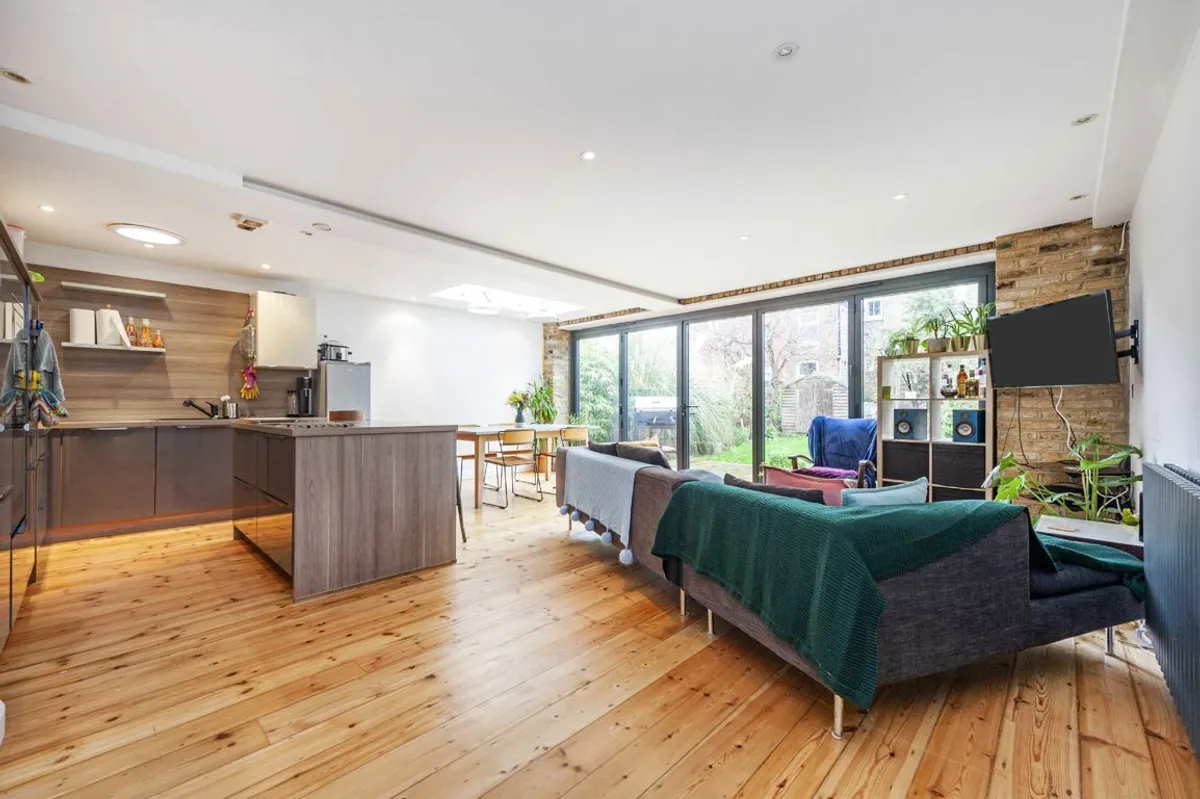 Flat Pinfold Road in Greater London