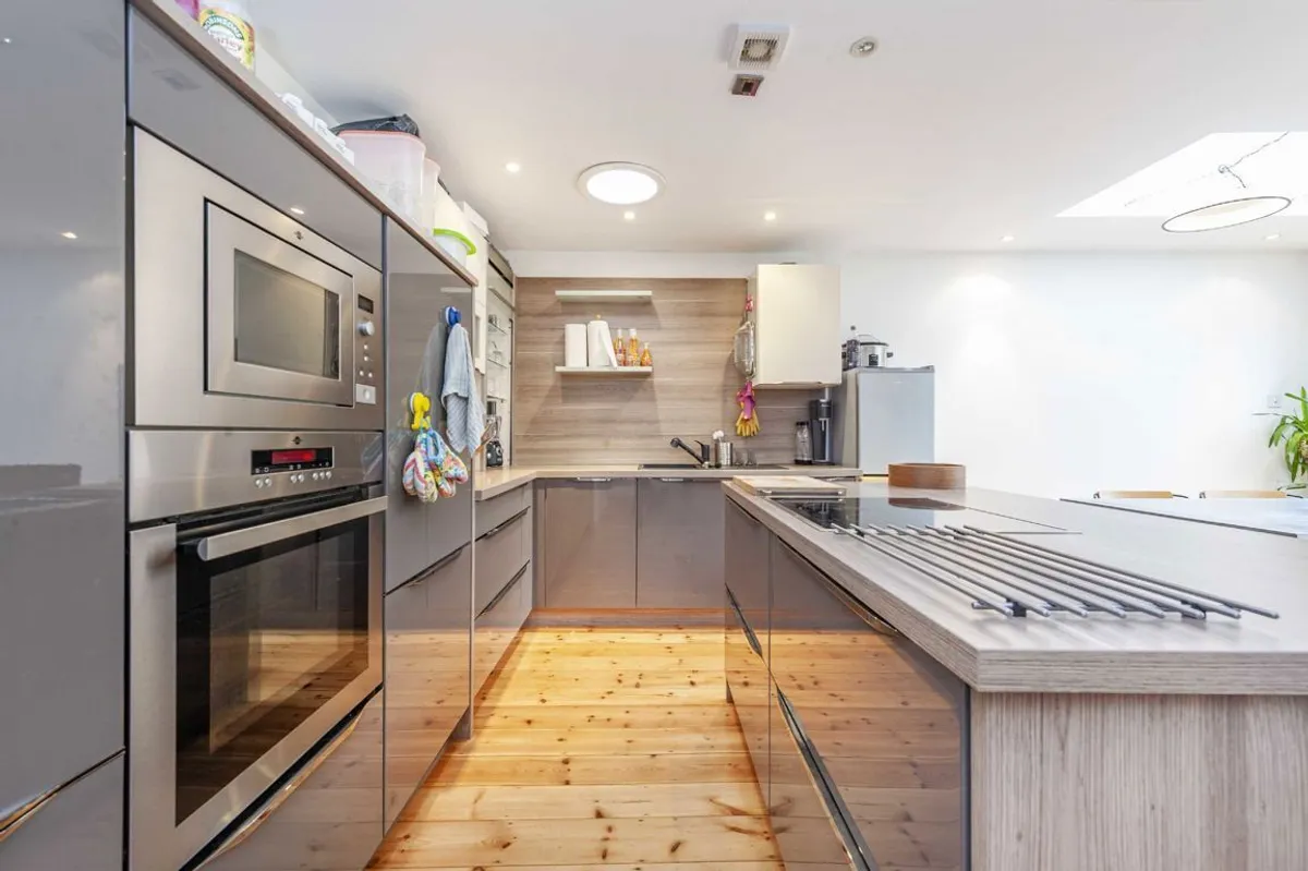 Flat Pinfold Road in Greater London