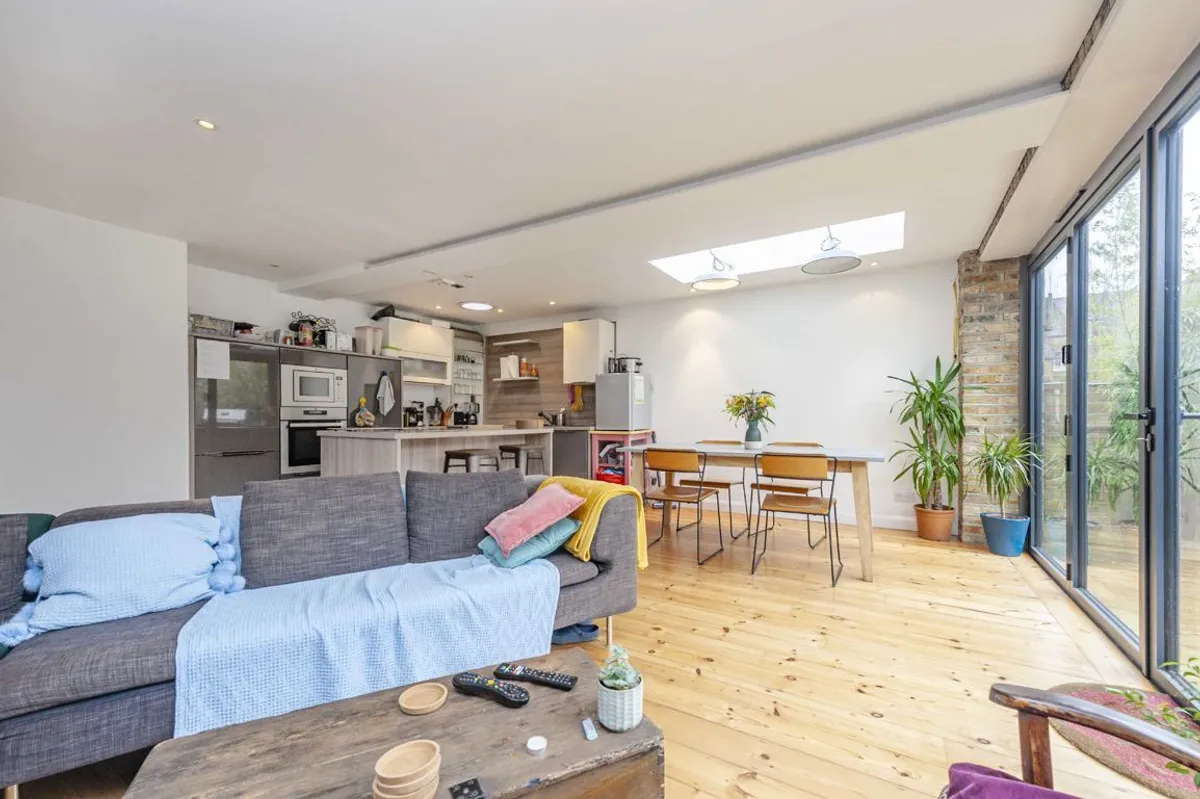 Flat Pinfold Road in Greater London