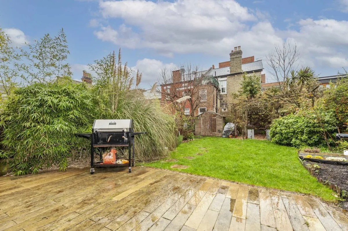 Flat Pinfold Road in Greater London