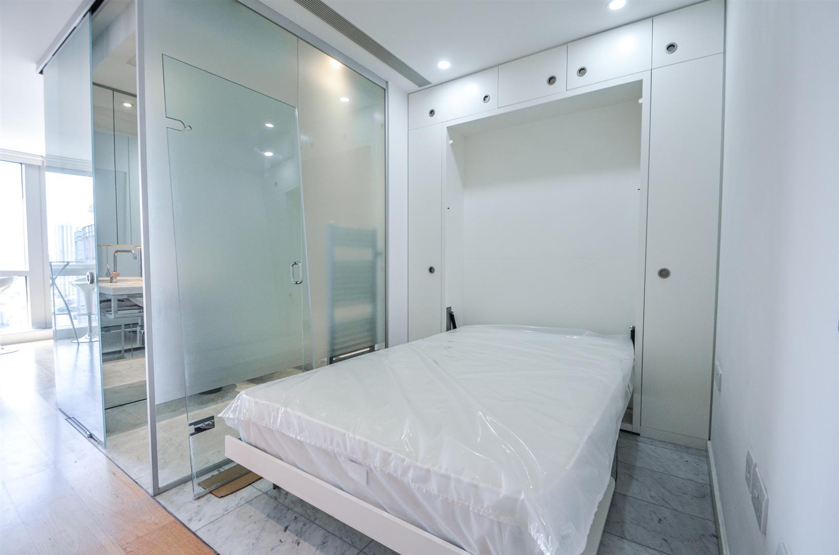 Flat Fairmont Avenue in Greater London